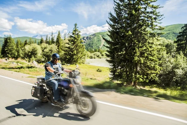 Człowiek Jazdy Motocykl Chopper Wsi Przeciwko Dzikiej Natury Ałtaju — Zdjęcie stockowe