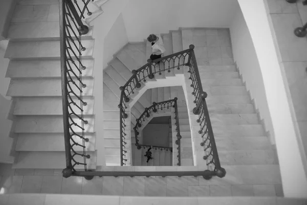 A lépcsőn sétáló emberek. — Stock Fotó