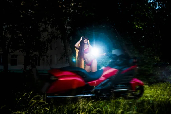 Jeune Femme Rousse Motard Près Moto Moderne Rouge Sur Route — Photo