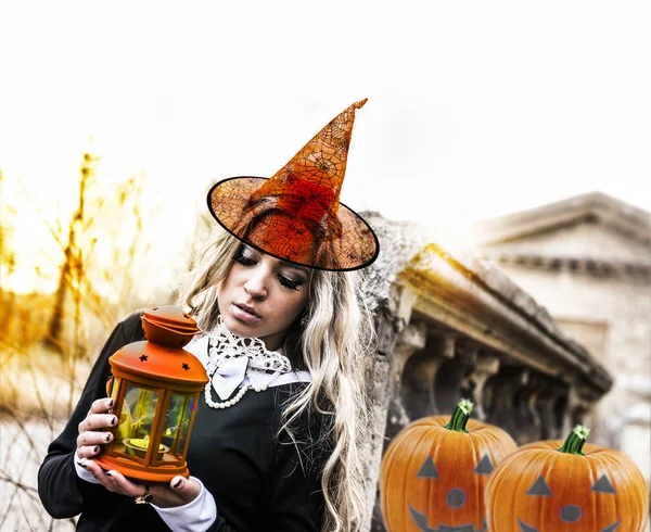 Portrét Gothic Witch Dívka Dlouhými Vlasy Sedět Při Pohledu Svíčku — Stock fotografie