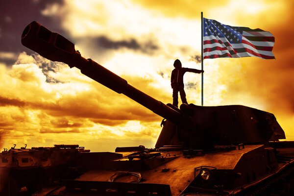 один солдат на рассвете. Силуэт солдата армии с американским флагом
