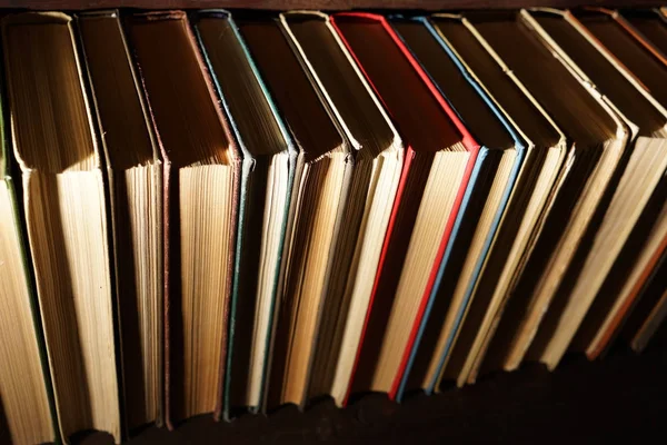 Boeken over bruin houten boekenkast — Stockfoto
