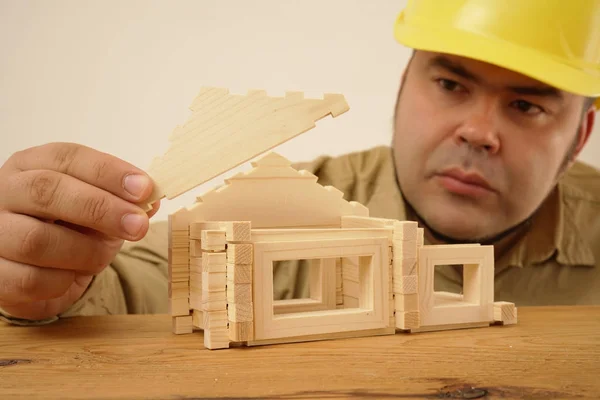 Constructeur Jaune Casque Construction Maison Homme Tenant Détail Toit — Photo