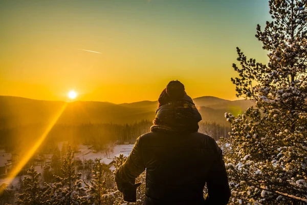 kış şapka yürüme ile kadın 
