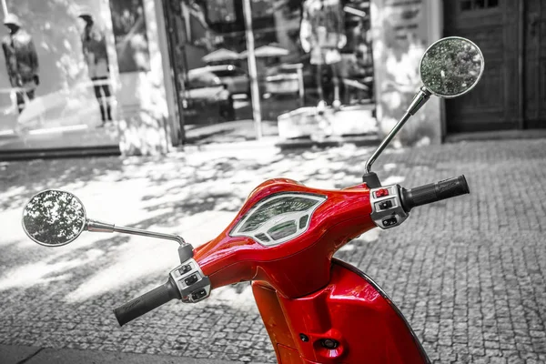 红色古典意大利大黄蜂摩托车 — 图库照片