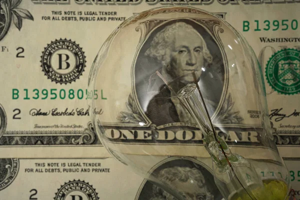 Žárovka Nad Dolarové Bankovky Koncept Hořící Lampu Podnikatelský Nápad — Stock fotografie