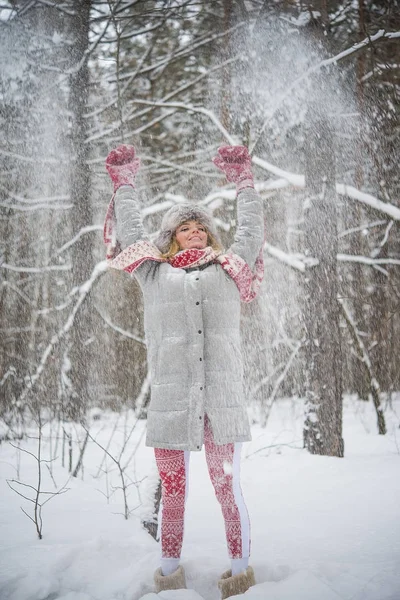 Γυναίκα στις διακοπές που ρίχνουν το χιόνι — Φωτογραφία Αρχείου