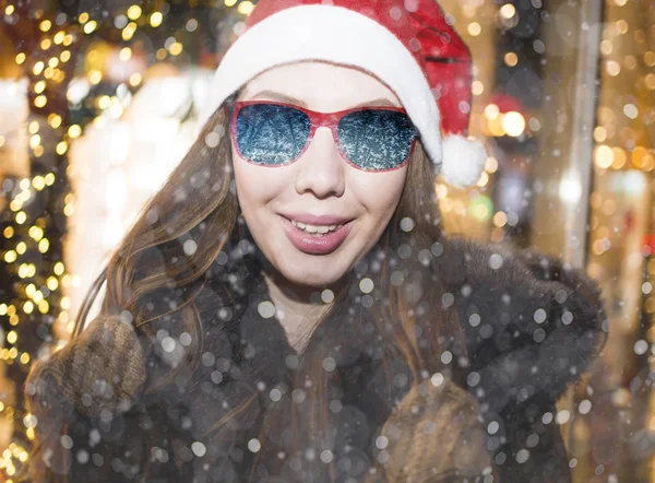 Retrato Exterior Una Joven Feliz Con Sombrero Rojo Gafas Sol — Foto de Stock