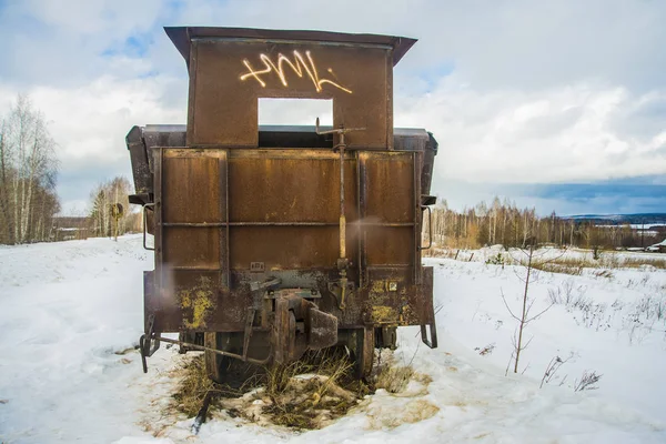 Velho carro de carga enferrujado — Fotografia de Stock