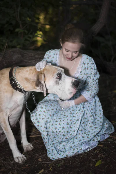 Foto Moda Mulher Elegante Com Cão Grande Triste Contra Parque — Fotografia de Stock