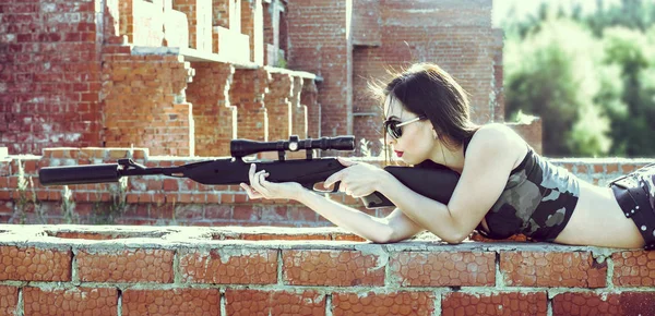 Bir keskin nişancı tüfeği olan kadın — Stok fotoğraf