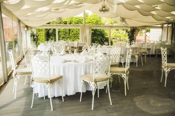 beyaz tarzı nda yaz restoranı. asma rahat kafe, Restoran