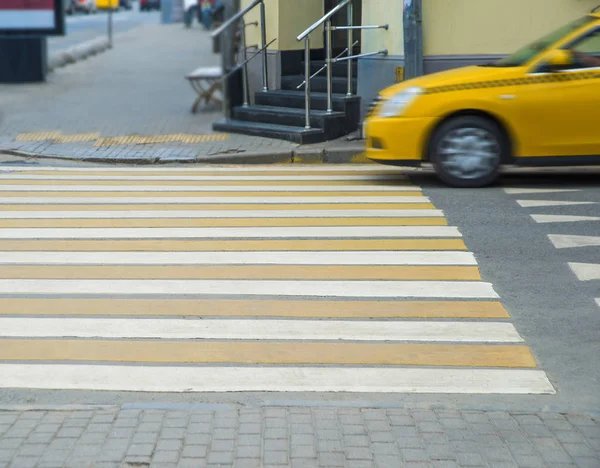 Mouvement rapide de taxi jaune — Photo