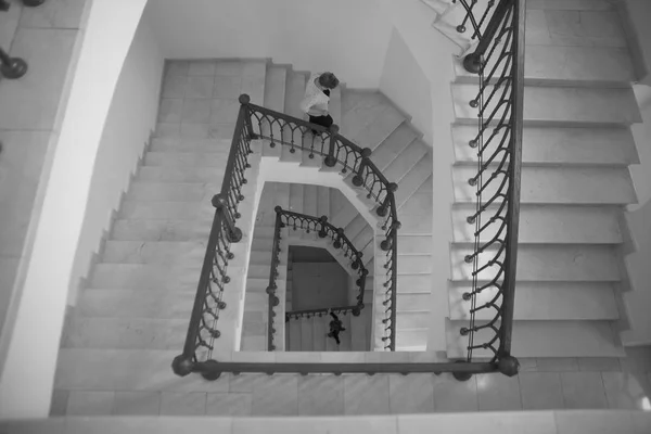 Menschen gehen auf Treppen. — Stockfoto