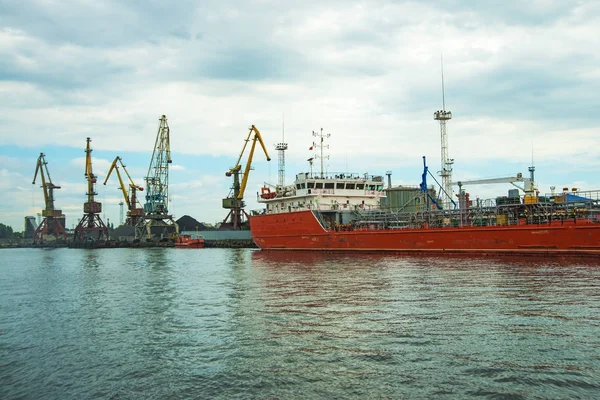 Exportação Logística Negócios Porto Comércio Shipping Tugboat Ajudando Carga Para — Fotografia de Stock