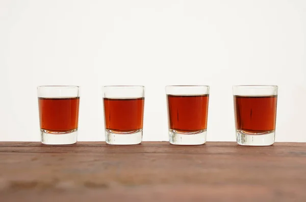 Whisky na drewnianym stole — Zdjęcie stockowe
