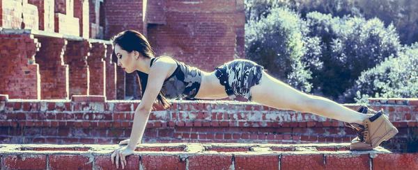 Seksuele vrouw doen push-ups — Stockfoto