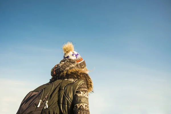 Schönes Mädchen Mit Strickmütze Und Jacke Das Durch Das Feld — Stockfoto