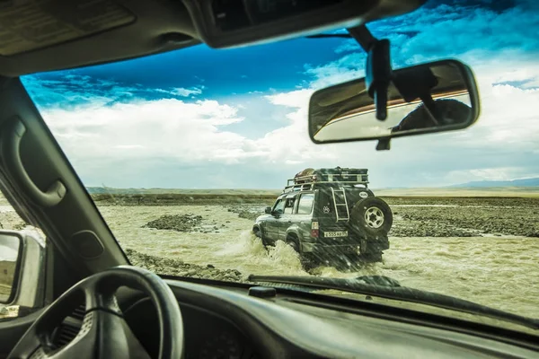 Viaje del río en SUV coches — Foto de Stock