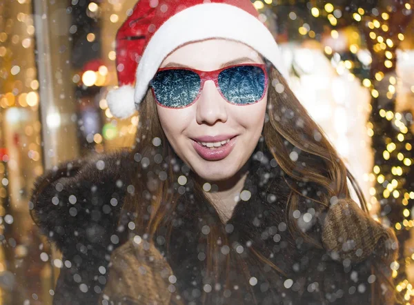 Noel Baba kırmızı şapka ve güneş gözlüğü olan mutlu kadın dış portresi 