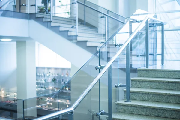 Escaleras de piedra en el interior moderno . — Foto de Stock