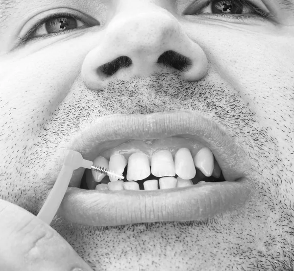 Hombre limpiando sus dientes con cepillo —  Fotos de Stock