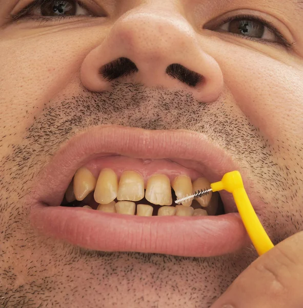 Muž čištění zubů kartáčkem — Stock fotografie