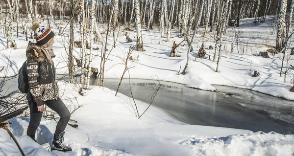 Nehir boyunca yürüyen kadın