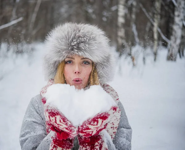 Mulher soprando neve — Fotografia de Stock