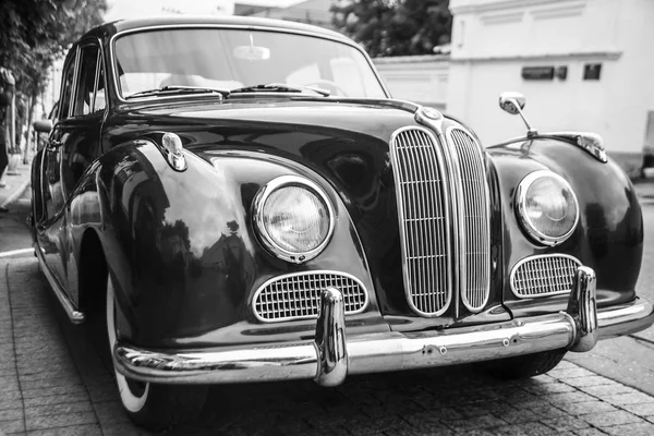 Voiture de luxe pleine grandeur — Photo