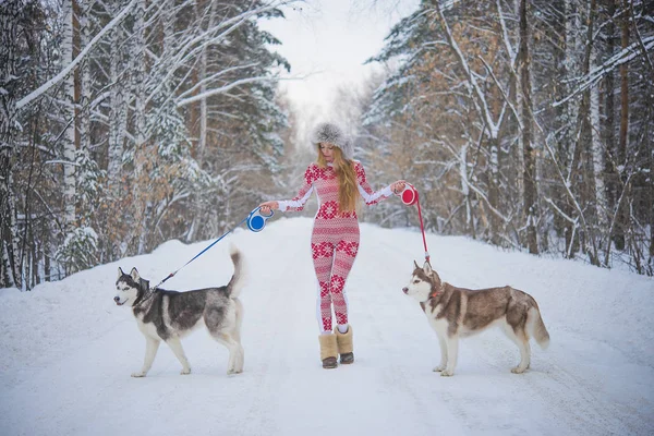redaksiyon ikinci direktörü Haski'nin köpeklerle kadın