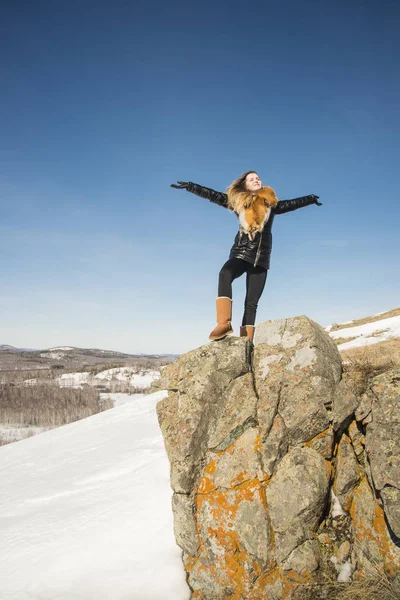 fox zencefil kürk yaka poz ile siyah montlu genç kadın. kış sezonu ve dağ manzara .