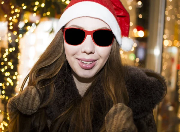 Zewnątrz Portret Szczęśliwy Młoda Kobieta Santa Claus Czerwony Kapelusz Okulary — Zdjęcie stockowe