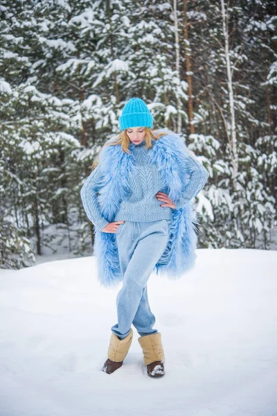 Γυναίκα που περπατά στο πάρκο του χειμώνα — Φωτογραφία Αρχείου