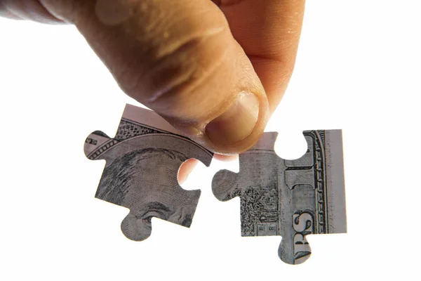 Hand Twee Geld Puzzel Stukjes Van Dollarbiljet Geïsoleerd Witte Achtergrond — Stockfoto