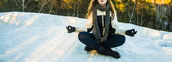 Posar Lótus Sem Rosto Mulher Sentada Parque Inverno — Fotografia de Stock