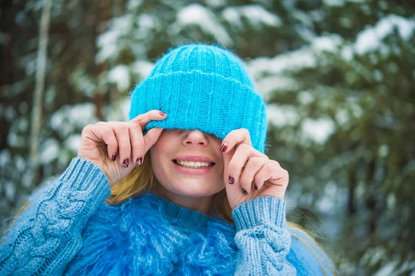 Chica tirando azul sombrero de punto — Foto de Stock