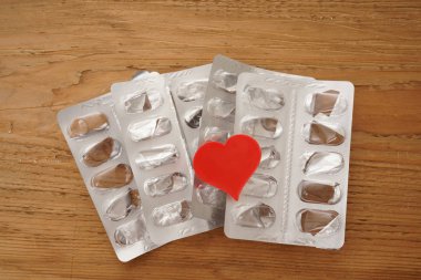 boş blisterler ile kırmızı kalp 