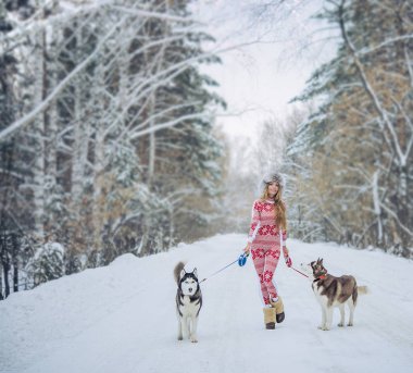 redaksiyon ikinci direktörü Haski'nin köpeklerle kadın