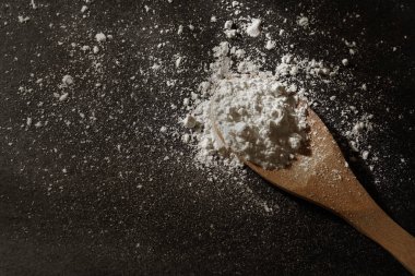  bir tahta kaşık un 