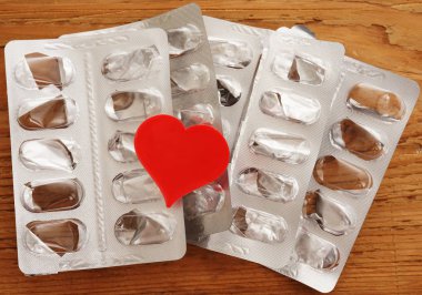 boş blisterler ile kırmızı kalp 