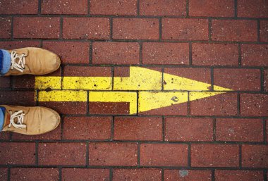 blok kaldırım üzerinde duran adam 