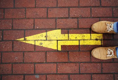 blok kaldırım üzerinde duran adam 