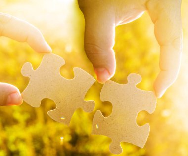 Puzzle parçaları ile el