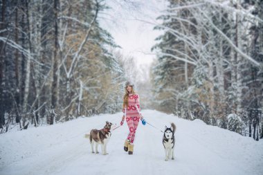 redaksiyon ikinci direktörü Haski'nin köpeklerle kadın