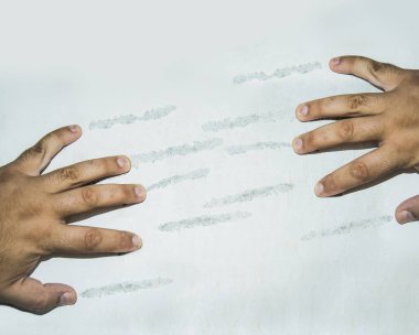 eller duvara tırmalamak  