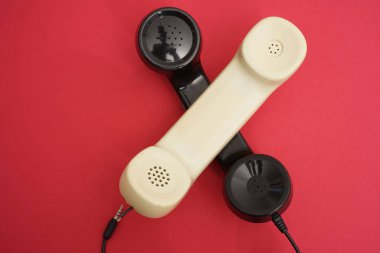 iki telefon alıcısı. Saat x: X harfi iki yakışıklı yapılan. 