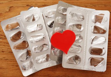 boş blisterler ile kırmızı kalp 