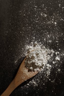  bir tahta kaşık un 