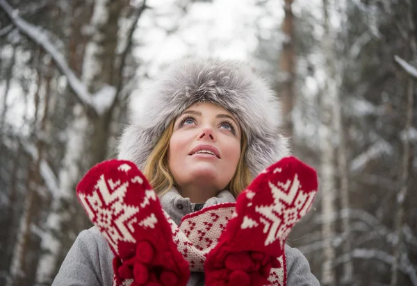 Niña en piel sombrero de piel de invierno — Foto de Stock